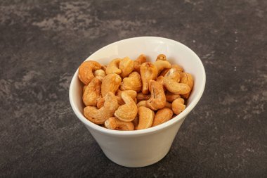 Kavrulmuş kaju yığını kasede