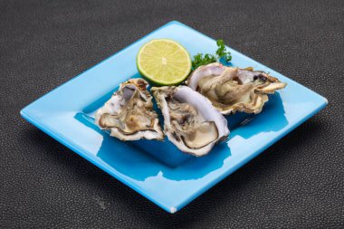 Limonlu ve maydanozlu taze istiridye.