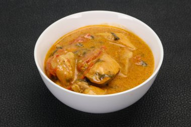 Geleneksel Tayland körili tavuk çorbası ve hindistan cevizi sütü.