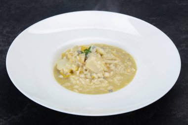 Armut ve gorgonzola peynirli risotto.