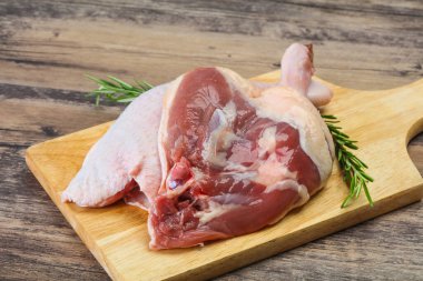 Çiğ ördek bacağı pişirmek için biberiye servis edilir.