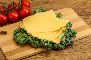 Dilimlenmiş Gauda peyniri.