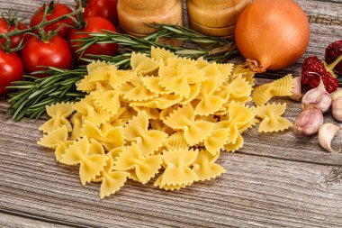 Çiğ İtalyan statü buğday farfalle makarna pişirmek için