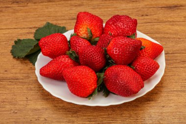 Yapraklı kasede olgun tatlı çilek