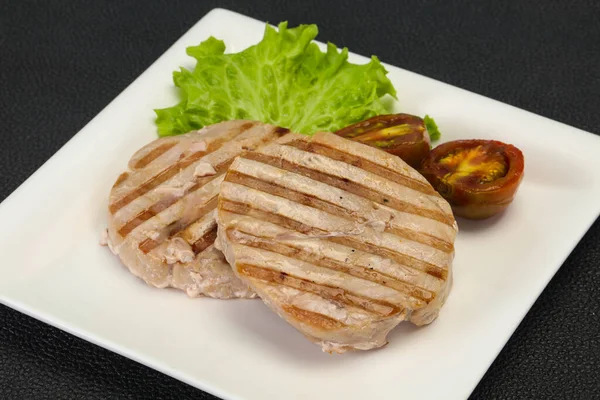 Thunfischsteak Vom Grill Mit Kumato Und Salat — Stockfoto