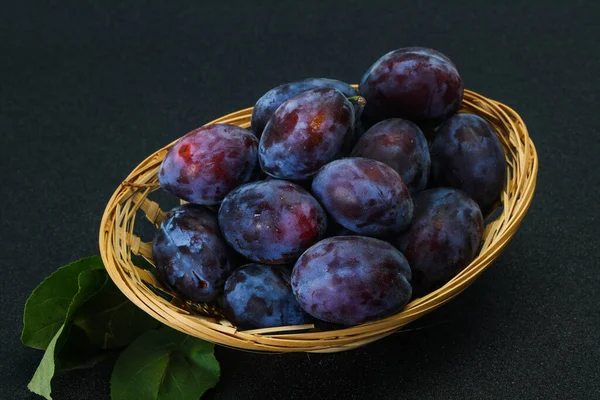 Montón Ciruela Madura Cesta Con Hojas — Foto de Stock