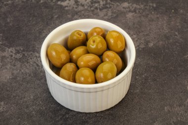 Kavanozda yeşil zeytin turşusu