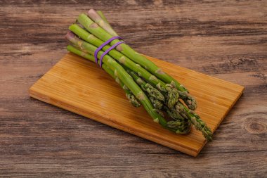 Vejetaryen mutfağı - Pişirmek için çiğ kuşkonmaz yığını