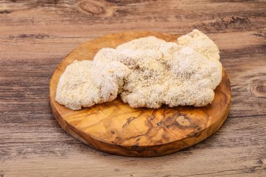 Kızartma için çiğ domuz eti şnitzel.