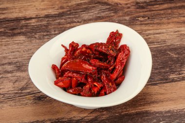 Zeytinyağı ve bitkilerle kurutulmuş domates.