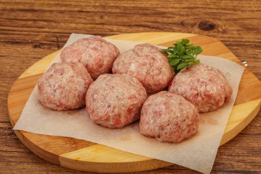 Yemek pişirmek için çiğ hindi köftesi.