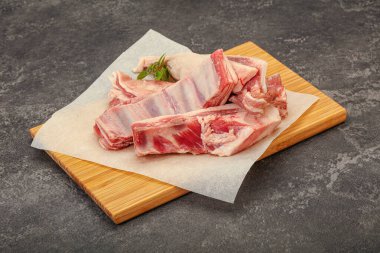 Çiğ kuzu kaburgası pişirmek için biberiye servis edilir.