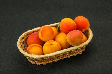 Taze, tatlı, birkaç kayısı meyvesi.