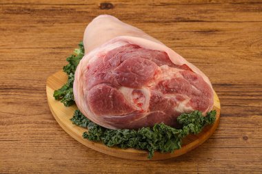 Pişirmek için büyük domuz budu.