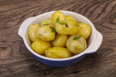 Kasede taze haşlanmış patates soğan servis edildi.