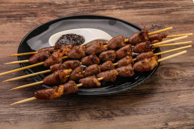 Asya mutfağı. Biber soslu tavuk kalbi şiş.