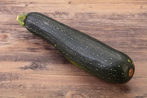 Zucchini Organik Muda Yang Lezat Terisolasi — Stok Foto