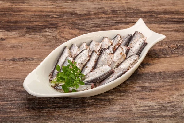 Anchovies Hal Snack Tálban Tálalva Bazsalikom Levelek — Stock Fotó