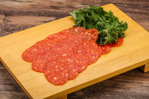 Italiensk Kryddig Pepperoni Korv Skivor Över Bord — Stockfoto