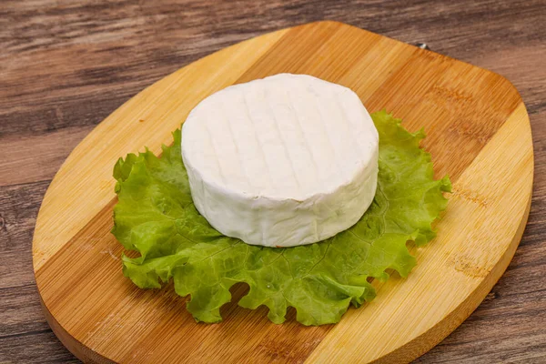 Delicioso Tradicional Brie Rodada Queijo Macio — Fotografia de Stock