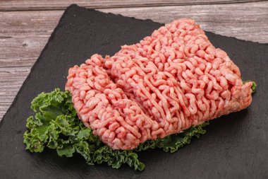 Pişirmek için baharatlı çiğ domuz eti.