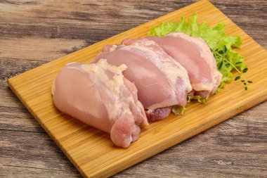 Pişirmek için çiğ tavuk kemiksiz ve derisiz bacak