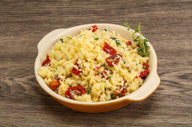 Vejetaryen yemeği - sebzeli kuskus ve maydanoz.