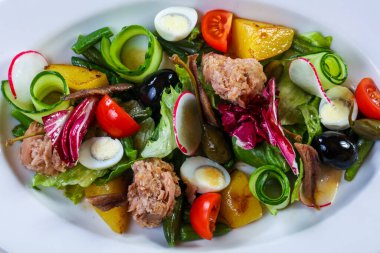 Sebzeli ve zeytinli ton balığı salatası.