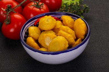 Lezzetli terbiye edilmiş veranda kasede.