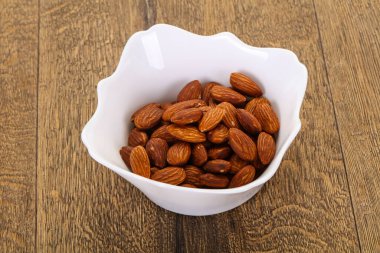 Kavanozda badem ezmesi