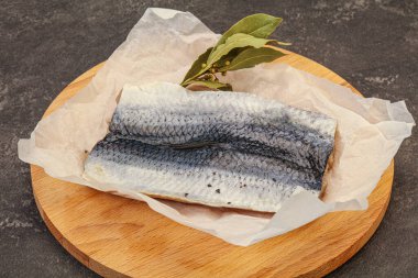 Güvertede deri ve baharatlı ringa filetosu.