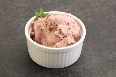 Karaciğer ezmesi kasede fesleğen yaprağı servis edilir.