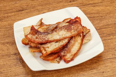 Kızarmış domuz pastırması tabakta.