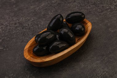 Kavanozda salamura siyah zeytin