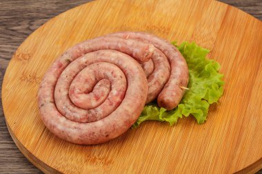 Izgara için çiğ domuz sosisi halkası.