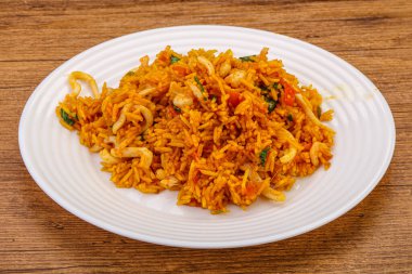 Asya mutfağı - karides ve kalamar ile kızartılmış pirinç