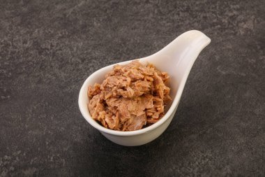 Salata için konserve ton balığı filetosu.