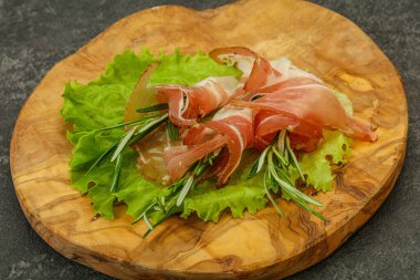 Biberiyeli dilimlenmiş domuz eti.