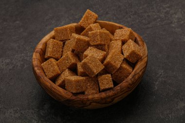 Kahverengi baston şeker yavruları kasede