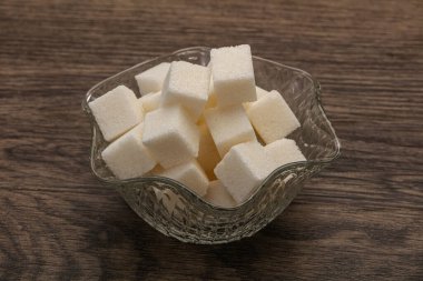 Rafine edilmiş beyaz granüllü şeker yavruları kasede.