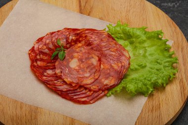 İtalyan geleneksel Chorizo domuz sosisleri fesleğen yaprağı servis ediyordu.