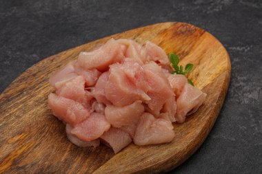 Pişirmek için çiğ tavuk göğsü.