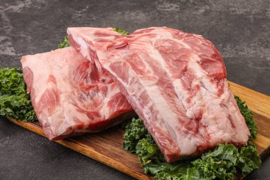 Lezzetli yemek için çiğ domuz kaburgası.