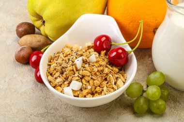 Organik granola ve sütle kahvaltı