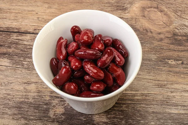 ボウルに天然の赤い腎臓を缶詰 — ストック写真
