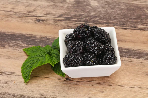 Zoete Smakelijke Rijpe Blackberry Hoop Met Blad — Stockfoto