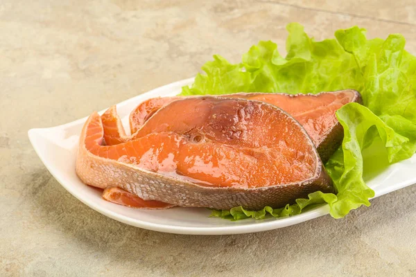 Dois Bifes Salmão Rosa Serviram Folhas Salada — Fotografia de Stock