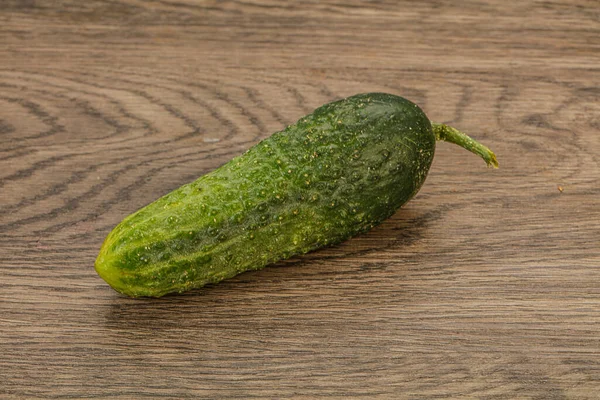 Verde Maduro Fresco Pepino Sobre Fundo — Fotografia de Stock