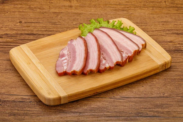 Leckere Geräucherte Schweinsbratenscheibe Über Holzbrett — Stockfoto