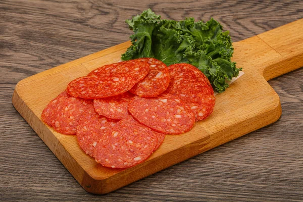 Italiano Spycy Pepperoni Salsicha Fatias Sobre Bordo — Fotografia de Stock